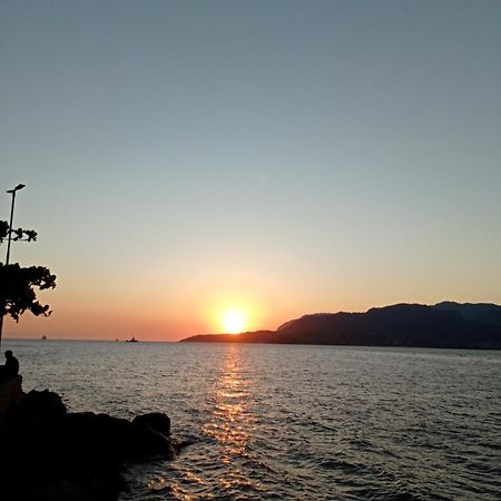 Suite Pe Na Areia- Espaco Independente Na Praia Do Curral Com Localizacao Privilegiada - Simplicidade E Comodidade Com O Por Do Sol Mais Lindo De Ilhabela - Melhor Custo Beneficio Para Ate 4 Pessoas , Na Av Jose Pacheco Do Nascimento Nº 7682 エクステリア 写真